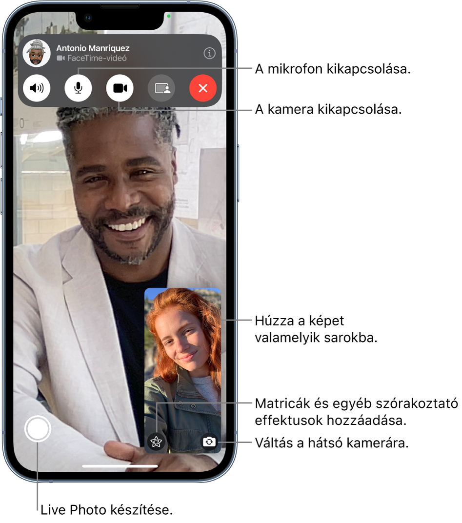 A FaceTime képernyője egy folyamatban lévő hívással. Ön a jobb alsó részen lévő négyzetben jelenik meg, a másik személy pedig a képernyő többi részén látható. A képernyő alján a következő gombok találhatók: Live Photo, Effektek és Váltás a hátsó kamerára. A képernyő tetején a FaceTime-vezérlők gombjai találhatók: Üzenetek megnyitása, Hang, Némítás kikapcsolása, Kamera bekapcsolása és Tartalom megosztása. A vezérlők tetején a beszélgetés másik résztvevőjének a neve és Apple ID-ja, valamint a Kilépés a hívásból gomb látható.