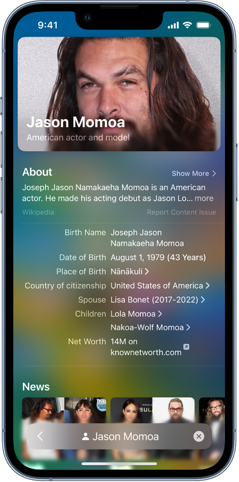 Keresésre használható képernyő az iPhone-on. A képernyő tetején a keresőmező látható egy híresség nevével, alatta pedig a keresett szövegnek megfelelő találatok.