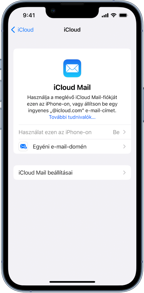 Az iCloud Mail képernyő felső felében a „Használat ezen az iPhone-on” be van kapcsolva. Alatta az Egyéni e-mail-domén és az iCloud Mail beállításai láthatók.
