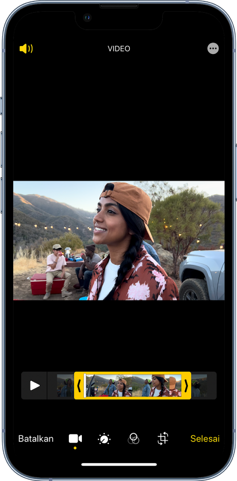Video di layar edit. Penampil bingkai berada di sepanjang bagian bawah layar. Tombol Batalkan dan Bunyi ada di kiri atas dan tombol Perluas dan Selesai ada di kanan atas. Tombol pengeditan berada di sisi kanan layar, dari atas ke bawah: Video, Sesuaikan warna, Filter, dan Potong.