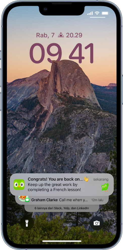 Delapan pemberitahuan app ditumpuk di bagian bawah Layar Terkunci.