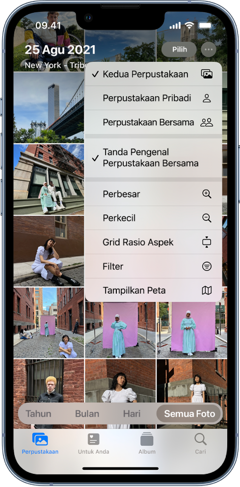 App Foto menampilkan perpustakaan foto di app Foto. Tombol Lainnya di bagian atas layar dipilih, menampilkan Kedua Perpustakaan dan Tanda Pengenal Perpustakaan Bersama dengan tanda centang.