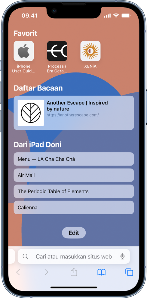 Halaman mulai di Safari, yang menampilkan situs web favorit, situs web yang disimpan ke Daftar Bacaan, dan situs web yang dibuka di perangkat Apple lainnya milik pengguna. Di bagian bawah layar terdapat tombol Edit.