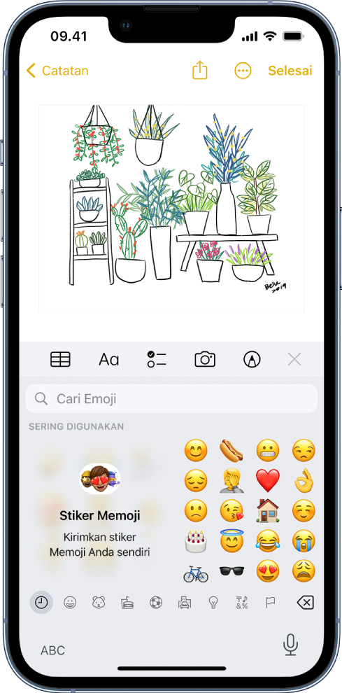 Catatan di app Catatan sedang diedit, dengan papan ketik emoji dibuka dan bidang Cari Emoji di bagian atas papan ketik.