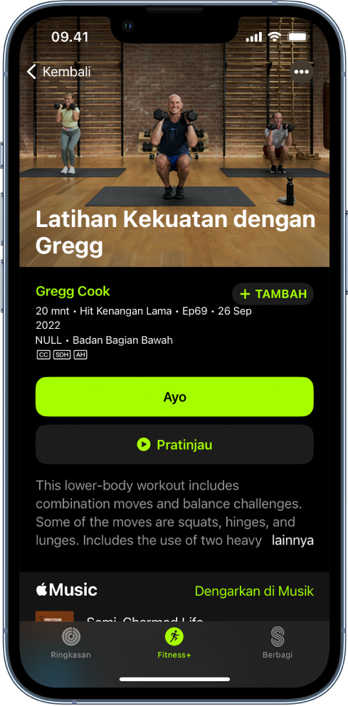 Layar Apple Fitness+ menampilkan olahraga. Gambar pelatih yang melakukan olahraga berada di bagian atas layar. Judul olahraga dan nama pelatih yang memandu olahraga berada di bagian tengah. Tombol untuk memulai dan mempratinjau olahraga berada di atas detail olahraga. Di bawah tombol mulai dan pratinjau terdapat deskripsi olahraga. Lagu yang diputar di olahraga berada di bagian bawah layar.