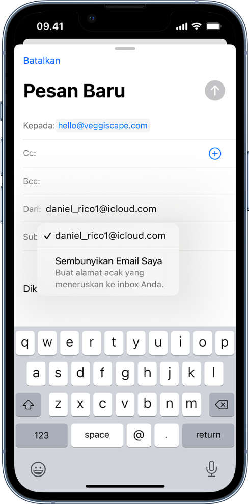 Email draf sedang ditulis. Bidang Dari dipilih dengan dua pilihan tercantum di bawahnya—alamat email pribadi dan Sembunyikan Email Saya.