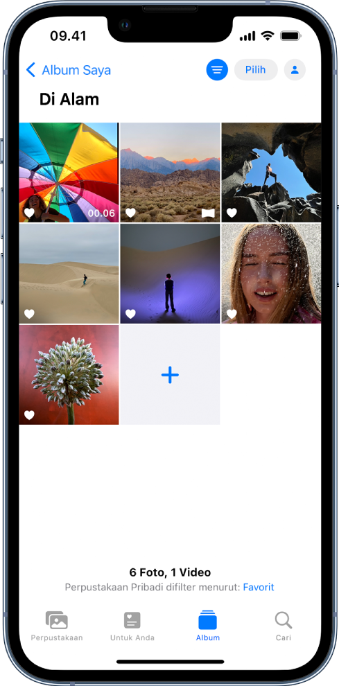 Tombol Album dipilih di bagian bawah layar app dan foto album dibuka. Di kanan atas layar, tombol Filter dipilih dan foto yang difilter ditampilkan dalam grid di layar.