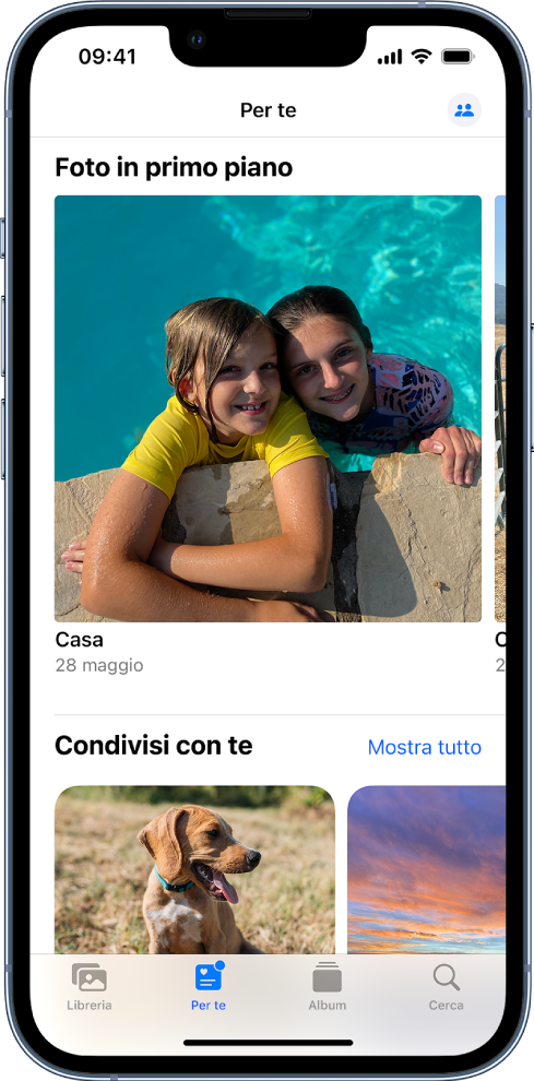 Nell'app Foto, la schermata “Per te” che mostra le raccolte di foto presenti in “Condivisi con te”.