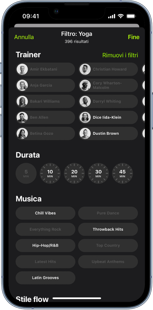 La schermata di Apple Fitness+ che mostra le opzioni per ordinare e filtrare gli allenamenti. Nella parte superiore dello schermo, è visualizzato un elenco di trainer. Al centro dello schermo sono presenti gli intervalli di tempo. Sotto l'orario viene visualizzato un elenco di generi musicali.