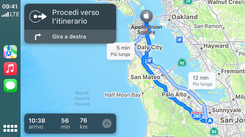 CarPlay che mostra le icone di Mappe, Musica e Messaggi sulla sinistra e la mappa di un percorso in auto sulla destra con le indicazioni passo passo e le informazioni sull'orario previsto per l'arrivo.