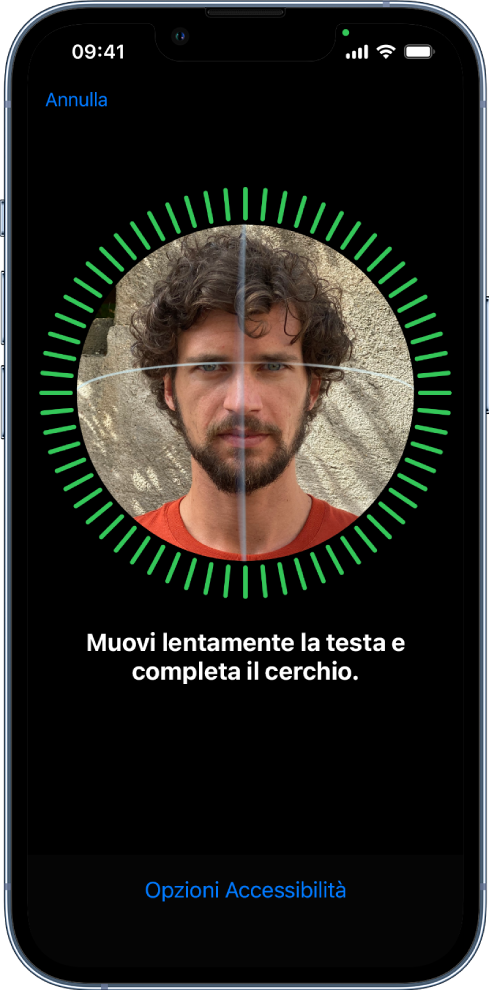 La schermata di configurazione del riconoscimento di Face ID. Sullo schermo è visibile un volto, circondato da un cerchio. Il testo sotto di esso indica all'utente di muovere la testa lentamente per completare un cerchio. Nella parte inferiore dello schermo compare un pulsante per le opzioni di accessibilità.