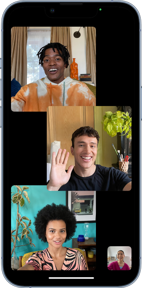 Chiamata FaceTime di gruppo con quattro partecipanti, inclusa la persona che ha avviato la chiamata. Ciascun partecipante viene visualizzato in un riquadro separato sullo schermo.