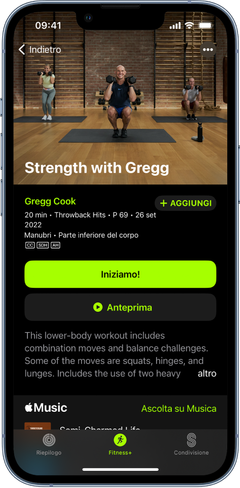 La schermata di Apple Fitness+ che mostra un allenamento. L'immagine di un trainer che svolge un allenamento viene mostrata nella parte superiore dello schermo. Il titolo dell'allenamento e il nome del trainer che lo sta guidando vengono mostrati al centro. I pulsanti per avviare o vedere un'anteprima dell'allenamento si trovano sopra i suoi dettagli. Sotto il pulsante di avvio e per l'anteprima viene mostrata una descrizione dell'allenamento. La canzone utilizzata per l'allenamento viene mostrata verso la parte inferiore dello schermo.