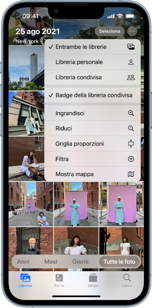 Una libreria fotografica nell'app Foto. Il pulsante Altro in alto a destra è selezionato e gli elementi “Entrambe le librerie” e “Badge della libreria condivisa” sono selezionati nel menu.