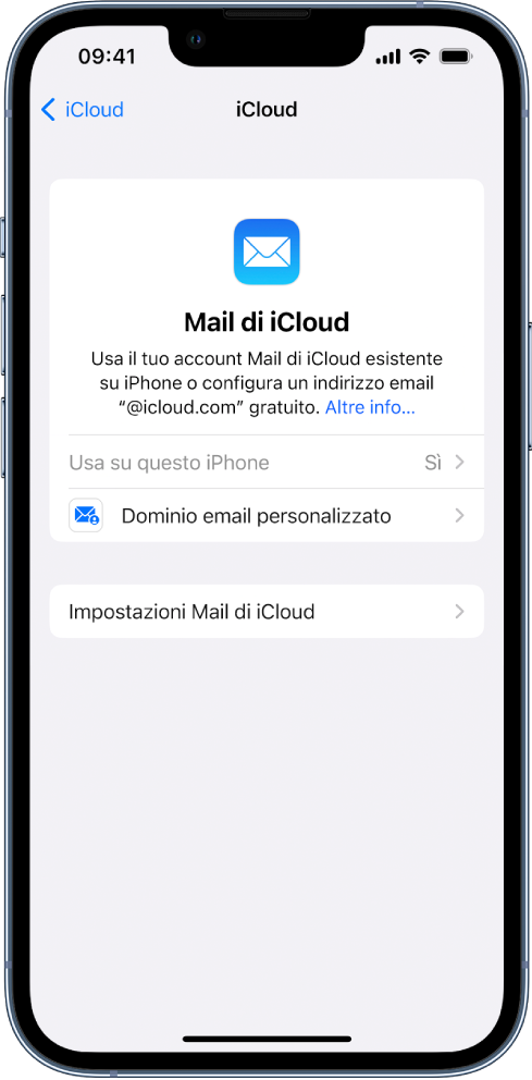 Nella metà superiore della schermata “Mail di iCloud”, l'opzione “Usa su questo iPhone” è selezionata. Sotto sono presenti le opzioni per “Dominio email personalizzato” e “Impostazioni Mail di iCloud”.