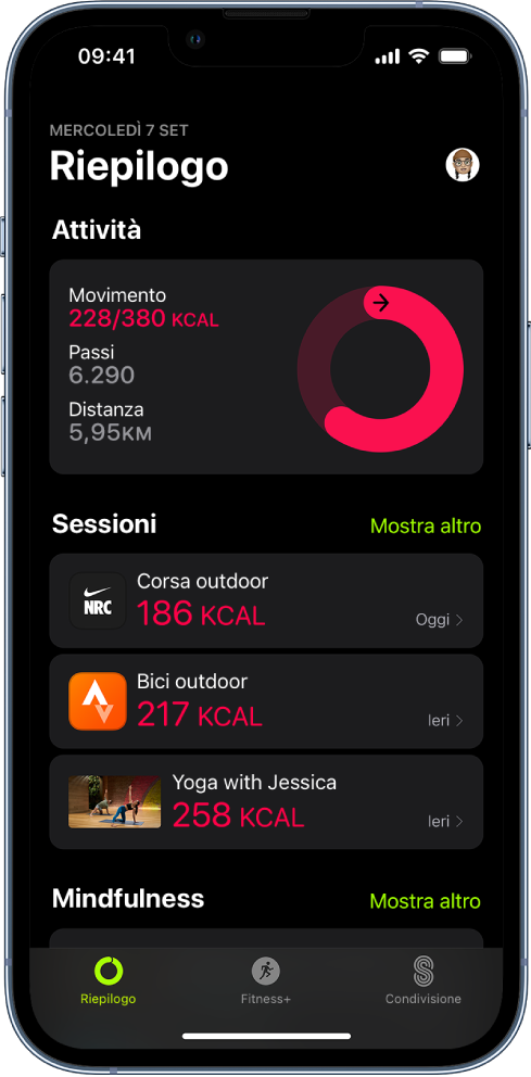 La schermata di riepilogo di Fitness, con le aree Attività, Allenamenti e Mindfulness sullo schermo. Nella parte inferiore dello schermo sono presenti i pannelli Riepilogo, Apple Fitness+ e Condivisione.