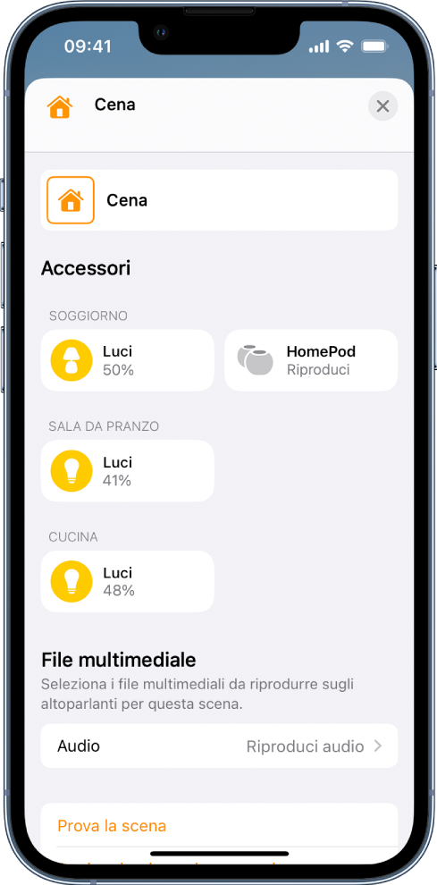 Una schermata di modifica delle scene nell'app Casa. Il nome della scena s trova nella parte superiore dello schermo. Sotto sono presenti tre stanze e gli accessori che sono stati aggiunti a ciascuna di esse come parte della scena. Vicino alla parte inferiore dello schermo è presente una sezione multimediale in cui un HomePod nel soggiorno è stato impostato per riprodurre dell'audio. Nella parte inferiore dello schermo compare un pulsante “Prova la scena”.