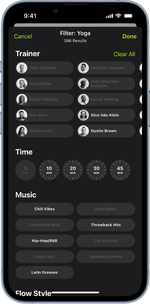 「Apple Fitness+」画面。ワークアウトを並べ替える/フィルタを適用するためのオプションが表示されています。画面上部に、トレーナーのリストがあります。画面の中央に時間があります。時間の下に、音楽ジャンルのリストがあります。