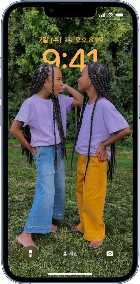 배경에 사진이 있는 개인 맞춤형 iPhone 잠금 화면. 화면 하단에는 개인 시간 집중 모드가 켜져 있음.