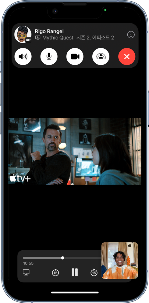 FaceTime 통화 중에 Apple TV+ 비디오 콘텐츠를 공유하고 있음. 화면 상단에 FaceTime 제어기가 표시되고 제어기 아래에 비디오가 재생 중이며, 화면 하단에 재생 제어기가 있음.