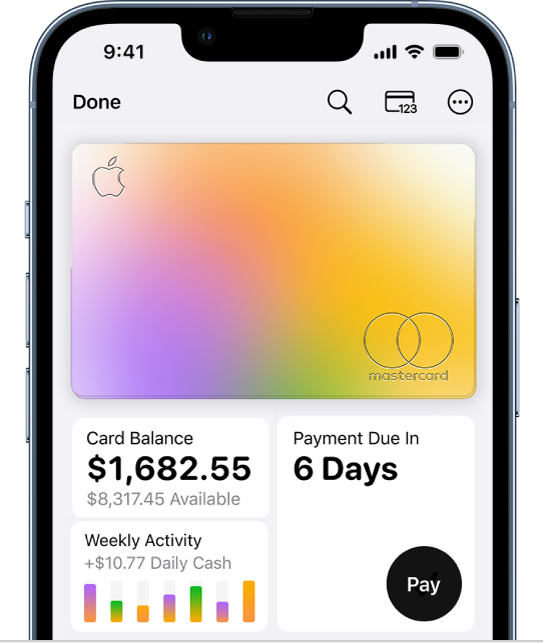 „Apple Card“ kortelė, esanti programoje „Wallet“, kur viršutiniame dešiniajame kampe rodomas papildomų parinkčių mygtukas, apatiniame kairiajame kampe – bendrasis balansas ir savaitės veikla, o apatiniame dešiniajame kampe – mokėjimo mygtukas.