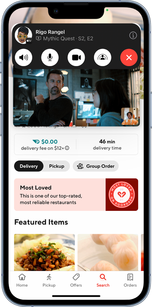 „FaceTime“ skambutis, kuriame dalyviai dalijasi vaizdo ir ekrano turiniu, įskaitant restorano tinklalapį, skirtą maistui užsakyti.