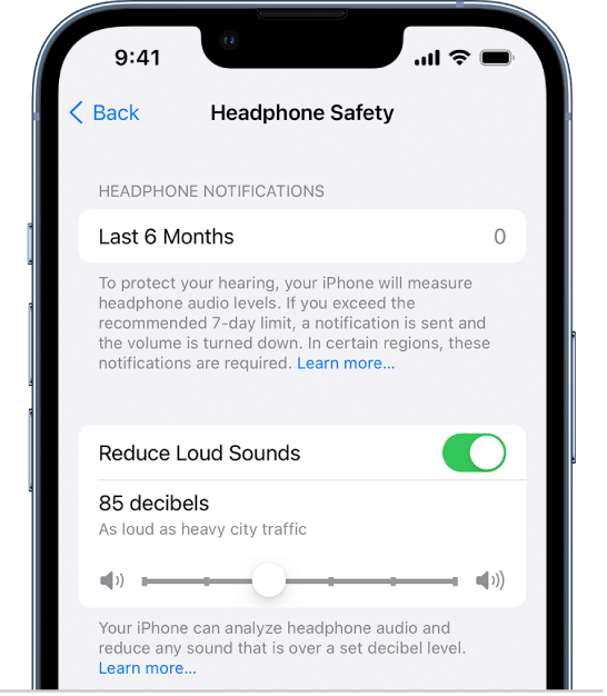 Ekranas „Headphone Safety“, kuriame yra per paskutinius 6 mėnesius išsiųstų ausinių pranešimų skaičius, nustatymo „Reduce Loud Sounds“ įjungimo arba išjungimo mygtukas, maksimalaus decibelų lygio keitimo slankiklis ir pasirinkta 85 decibelų riba.