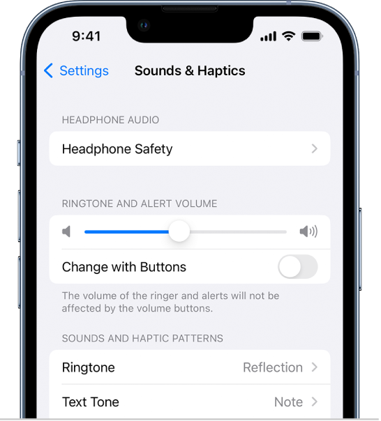 „Settings“ ekranas „Sounds and Haptics“. Esančios parinktys iš viršaus į apačią: „Headphone Audio“ ir „Headphone Safety“, „Ringtone and Alert Volume“ su garsumo reguliavimo slankikliu ir parinktimi, skirta keisti garsumą naudojant mygtukus, bei „Sounds and Haptic Patterns“, įskaitant „Ringtone“ ir „Text Tone“.