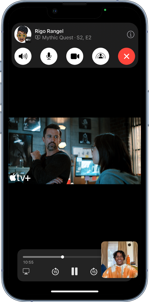 „FaceTime“ skambutis, kuriame rodomas pokalbio metu bendrinamas „Apple TV +“ vaizdo turinys. „FaceTime“ valdikliai rodomi ekrano viršuje, vaizdo įrašas leidžiamas šiek tiek žemiau valdiklių, o atkūrimo valdikliai yra ekrano apačioje.