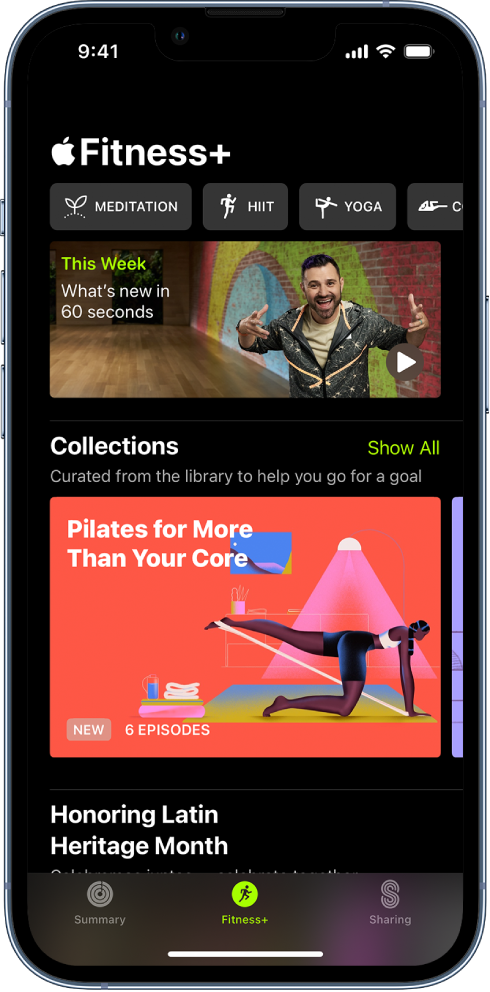 „Apple Fitness+“ ekranas, kuriame iš kairės į dešinę rodomi skirtingi treniruočių tipai viršutinėje eilutėje. Srityje „This Week“ rodomas 60 sekundžių vaizdo įrašas su treniruotėmis, treneriais ir treniruočių programomis, kurios yra naujos „Apple Fitness+“ funkcijos. Eilutė „Artist Spotlight“ yra centre.