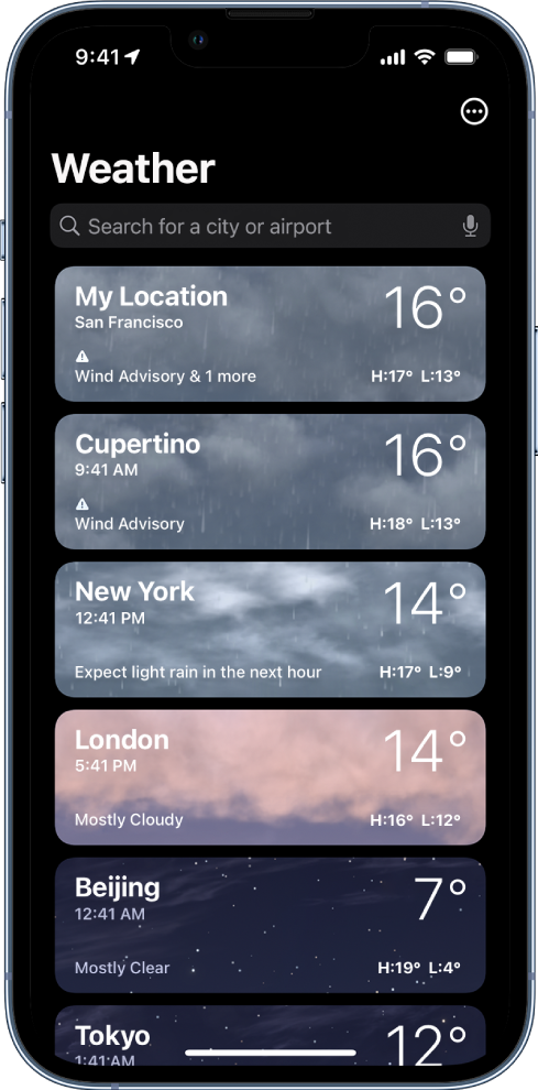 Miestų sąrašas, matosi laikas, dabartinė temperatūra, prognozė ir aukščiausia bei žemiausia temperatūra. Ekrano viršuje yra paieškos laukas, o viršutiniame dešiniajame kampe yra mygtukas „More“.