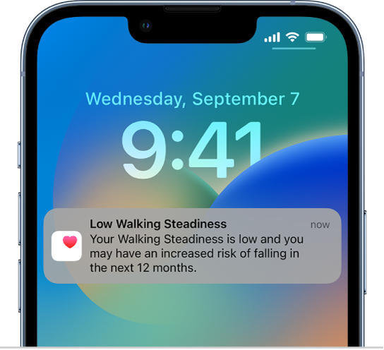 „Lock Screen“ su pranešimu „Low Walking Steadiness“.