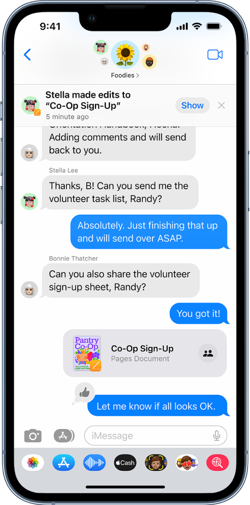 Grupės programos „Messages“ pokalbis, kuriame yra „Pages“ dokumentas. Ekrano viršuje esantis pranešimas nurodo, kad grupės narys pakeitė dokumentą.