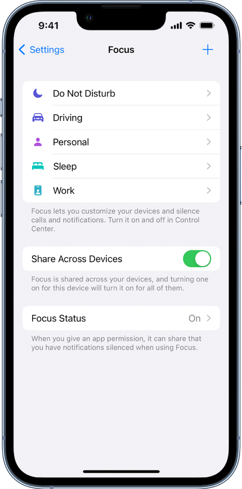 Ekranas, kuriame rodomos penkios „Focus“ parinktys: „Do Not Disturb“, „Driving‘, „Personal“, „Sleep“ ir „Work“. Įjungta parinktis „Share Across Devices“, leidžiantis tuos pačius „Focus“ nustatymus naudoti visuose „Apple“ įrenginiuose.