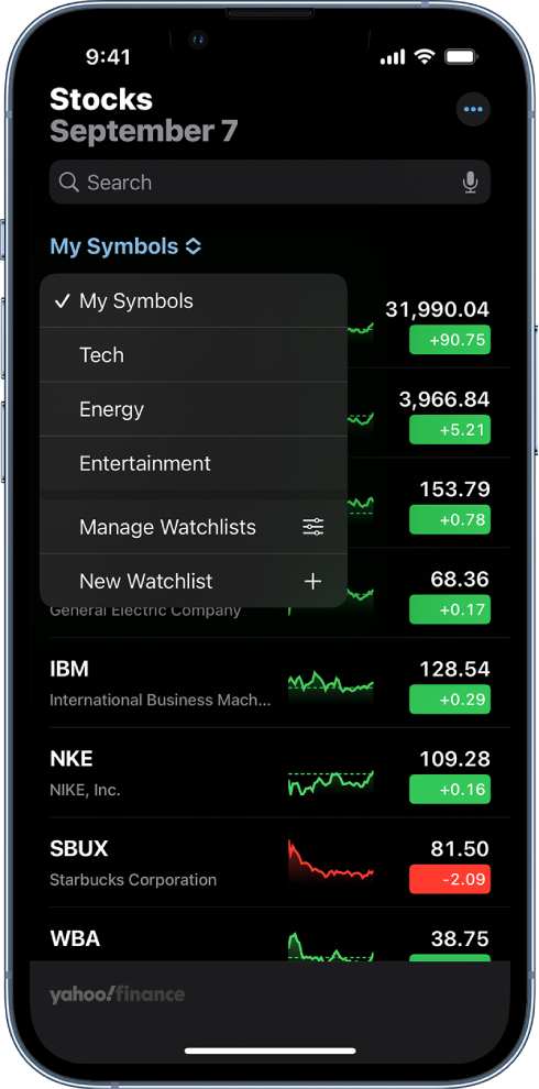 Sekošanas saraksts, kurā redzams dažādu akciju saraksts. Katrai sarakstā esošajai akcijai no kreisās puses uz labo ir parādīts akciju simbols un nosaukums, cenu grafiks, akcijas cena un cenas izmaiņa. Ekrāna augšdaļā ir atlasīts ekrāns My Symbols, un ir pieejami šādi skatīšanās saraksti un opcijas: Tech, Energy, Entertainment, Manage Watchlists un New Watchlist.