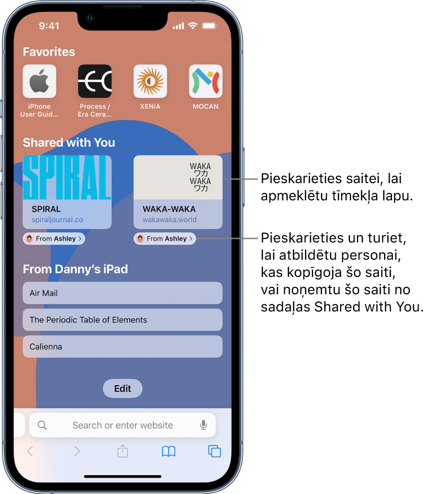Safari sākumlapa, kuras sadaļā Shared with You ir iekļauti divu tīmekļa lapu priekšskatījumi. Zem vietņu priekšskatījumiem ir atzīmes “From Ashley”. Pieskarieties priekšskatījumam, lai skatītu vietni, vai pieskarieties atzīmei, lai atbildētu Ashley vai noņemtu saiti no sadaļas Shared with You.