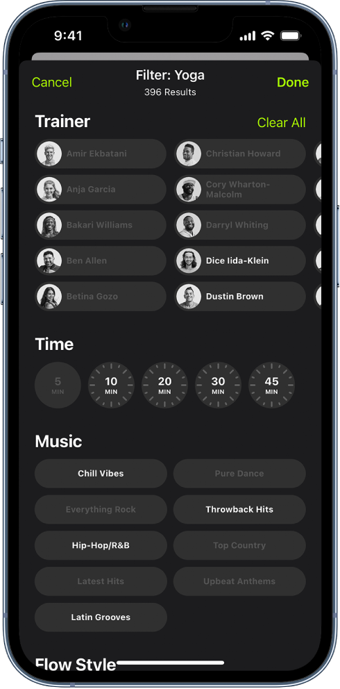Apple Fitness+ ekrāns, kurā redzamas opcijas treniņu kārtošanai un filtrēšanai. Ekrāna augšdaļā ir treneru saraksts. Ekrāna vidū ir laika intervāli. Zem laika ir mūzikas žanru saraksts.