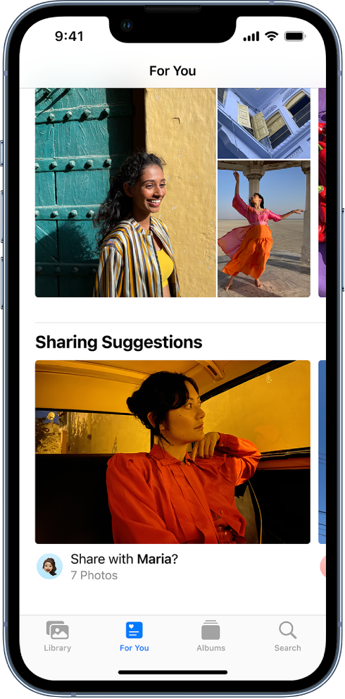 Lietotnes Photos ekrāna apakšdaļā ir atlasīta poga For You. Ekrāna Shared with You ir redzama Sharing Suggestions kolekcija. Zem ieteiktā fotoattēla kopīgošanai ir tās kontaktpersonas vārds, ar kuru to kopīgot, un citu fotoattēlu skaits ieteiktajā kopīgošanas kolekcijā.