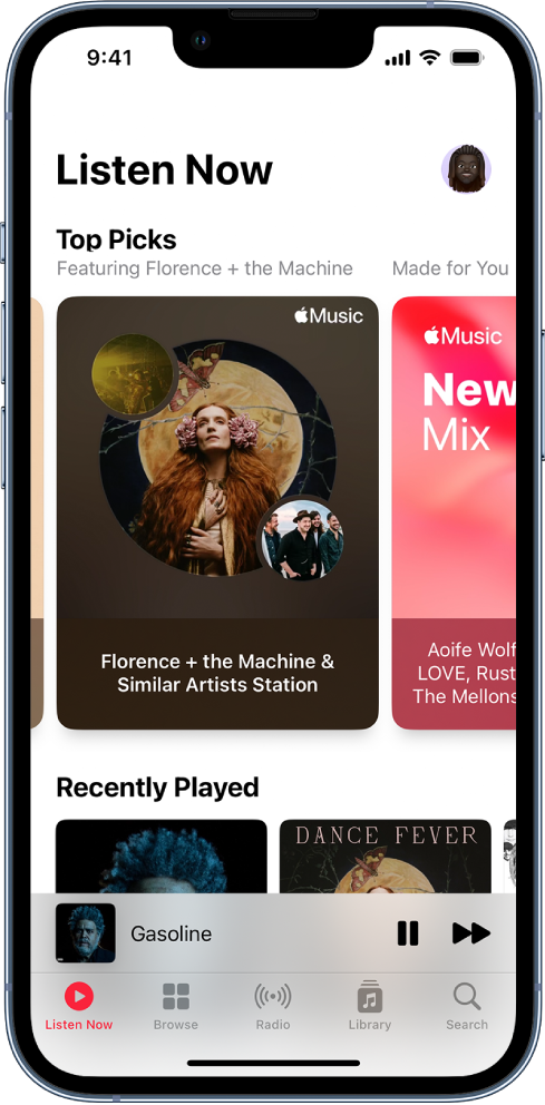 Apple Music ieraksts Listen Now ar Top Picks un Recently Played albumu vāku noformējumiem. Zem tiek ir atskaņošanas vadības elementi un pašlaik atskaņotās dziesmas albuma vāka sīktēls. Varat vilkt pa kreisi vai pa labi, lai skatītu citu mūziku.
