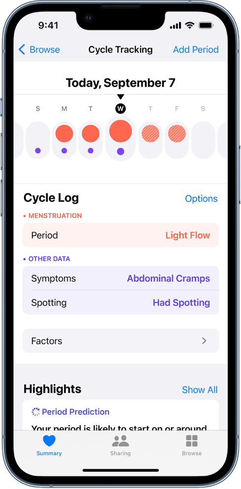 Ekrāns Cycle Tracking, kas parāda nedēļas laika skalu ekrāna augšdaļā. Sarkani apļi laika skalā apzīmē pirmās 3 dienas, un violeti punkti apzīmē visas dienas. Zem laika skalas ir iespējas pievienot informāciju par menstruācijām, simptomiem un ne tikai.