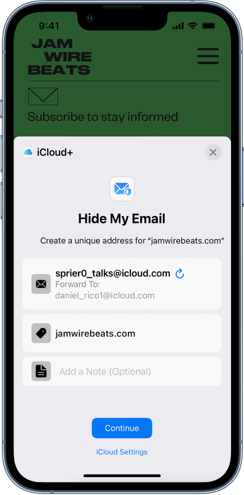 Ekrāna apakšējā puse ir redzama opcija Hide My Email pakalpojumam iCloud+. Tā norāda nejaušā secībā ģenerētu e-pasta adresi, pārsūtīšanas adresi, vietnes URL un piezīmi. Ekrāna apakšā ir poga Continue un saite uz iCloud Settings.