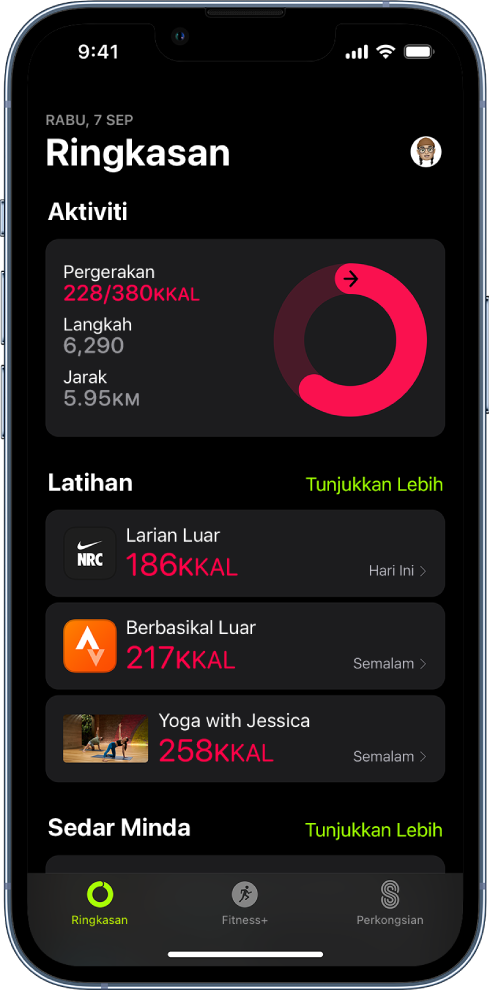 Skrin Ringkasan Kecergasan, menunjukkan kawasan Aktiviti, Latihan dan Sedar Minda pada skrin. Tab Ringkasan, Apple Fitness+ dan Perkongsian berada di bahagian bawah skrin.