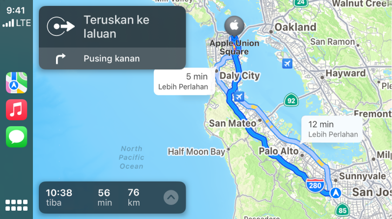 CarPlay menunjukkan ikon untuk Peta, Muzik dan Mesej di bahagian kiri, peta laluan pemanduan di bahagian kanan termasuk arah pusingan dan maklumat anggaran ketibaan.