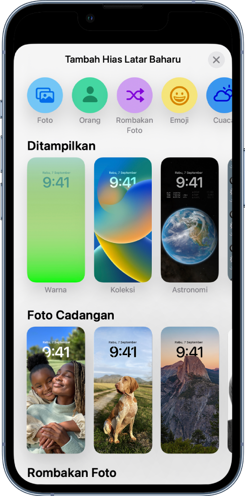 Skrin Tambah Hias Latar Baharu menunjukkan galeri pilihan latar belakang untuk menyesuaikan Skrin Kunci iPhone, dalam kategori seperti Ditampilkan, Foto Dicadangkan dan Rombakan Foto. Di bahagian atas ialah butang untuk menambah foto, orang, rombakan foto, emoji dan latar belakang skrin cuaca ke Skrin Kunci.