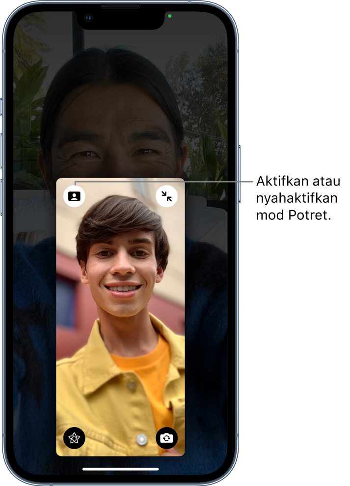 Panggilan FaceTime dengan jubin pemanggil dibesarkan, menunjukkan butang di penjuru kiri atas jubin untuk mengaktifkan atau menyahaktifkan mod Potret.