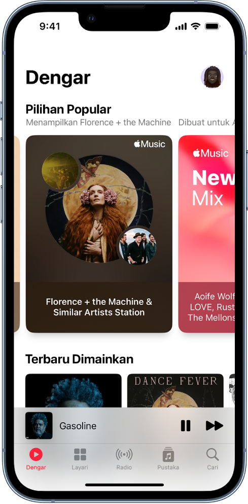 Skrin Dengar Sekarang dalam Apple Music, dengan karya seni album untuk Pilihan Teratas dan Terbaru Dimainkan. Di bawahnya ialah kawalan Main dan imej kecil karya seni album untuk lagu yang sedang dimainkan. Anda boleh meleret ke kiri atau kanan untuk melihat muzik tambahan.