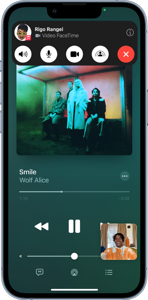 Panggilan FaceTime, menunjukkan peserta berkongsi kandungan audio daripada Apple Music. Kulit album digambarkan berdekatan bahagian atas skrin dan tajuk serta kawalan audio berada di bawahnya.
