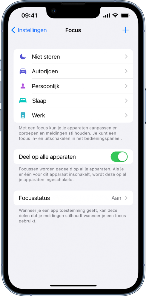 Een scherm met vijf kant-en-klare focusopties: Niet storen, Autorijden, Persoonlijk, Slaap en Werk. Met de knop 'Deel op alle apparaten' stel je in dat de focusinstellingen op alle apparaten worden toegepast waar je met dezelfde Apple ID bent ingelogd.