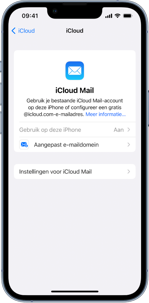 In de bovenste helft van het iCloud Mail-scherm is 'Gebruik op deze iPhone' ingeschakeld. Daaronder staan opties voor instellingen voor 'Aangepast e‑maildomein' en 'Instellingen voor iCloud Mail'.