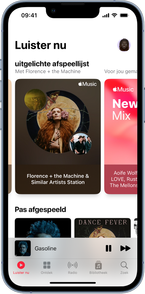 Het scherm 'Luister nu' in Apple Music, met albumillustraties voor 'Onze favorieten' en 'Pas afgespeeld'. Daaronder staan de afspeelregelaars en een miniatuur van de albumillustratie van het nummer dat wordt afgespeeld. Je kunt naar links of rechts vegen om meer muziek weer te geven.
